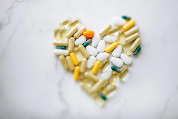 Herz aus Tabletten als Symbol für gut zusammengestellte Reiseapotheke