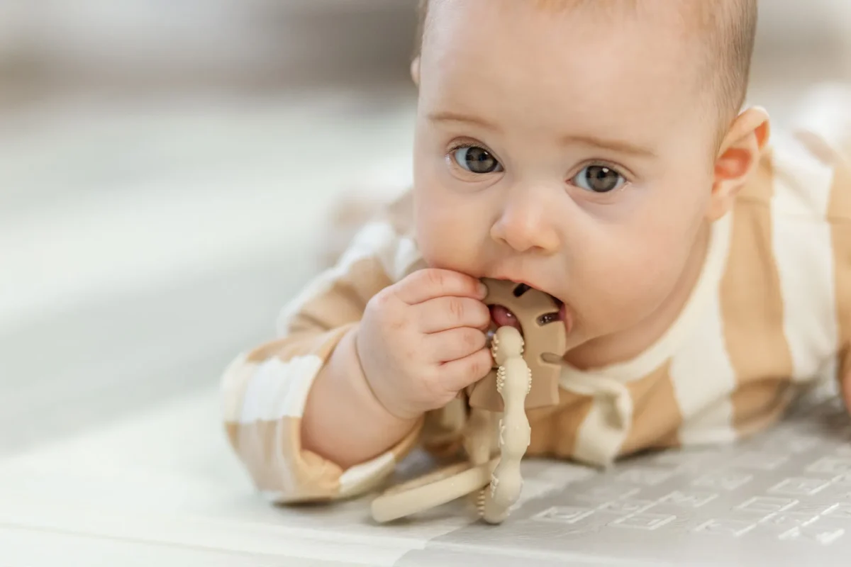 Baby kaut beim Zahnen auf einem Beißring – sanfte Hilfe für die ersten Zähnchen